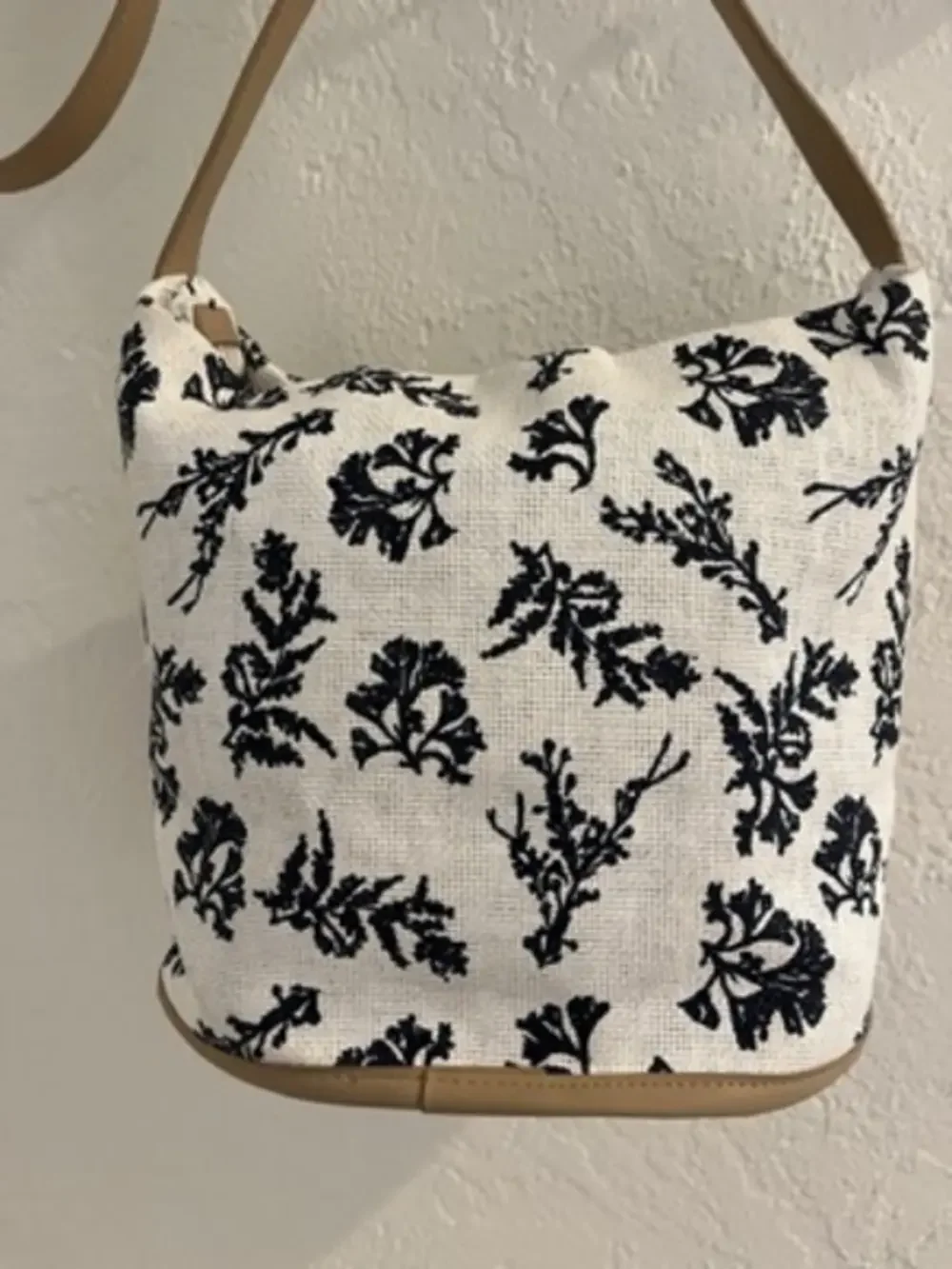 Vera Bradley Navy White Botanical Coral Woven Straw Hobo Bucket Bag Tan Trim EUC